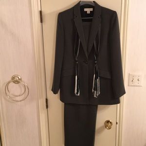 Casual Corner Pant Suit with scarf. Size 6.